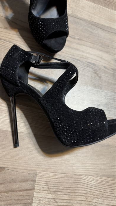 Сандали с висок ток