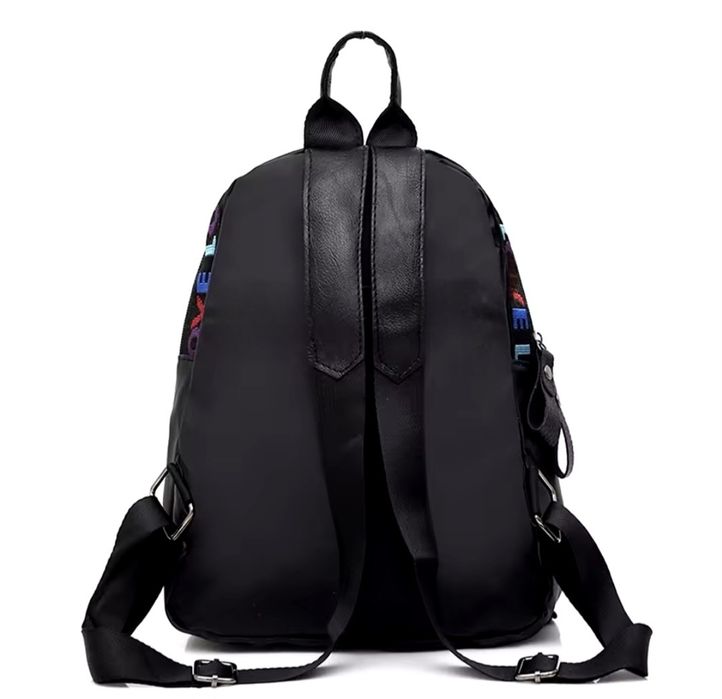 Модерна черна раница с надпис "LOVE" и ключодържател мече