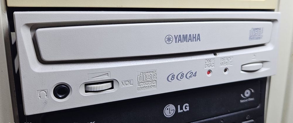 Unitate optică SCSI Yamaha