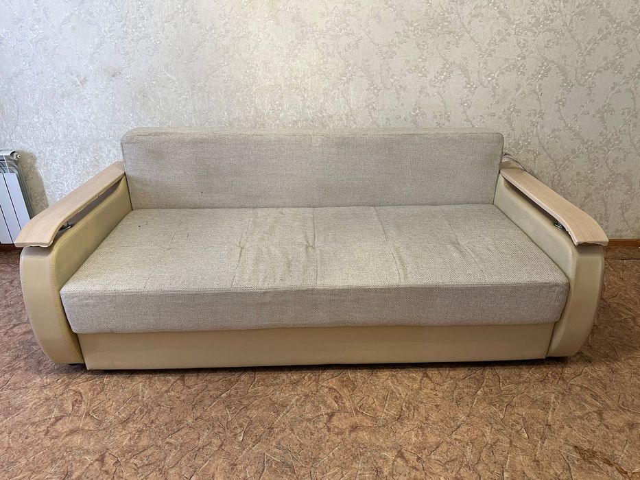 Продаётся стол и стулья и диван