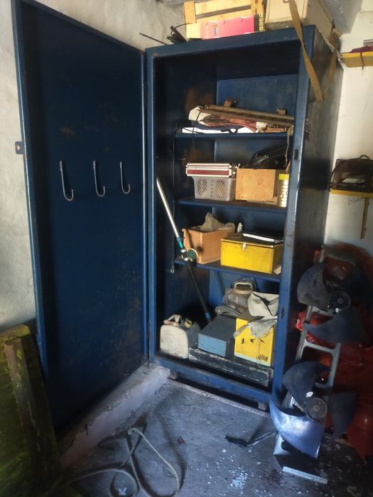 Продам железный шкаф