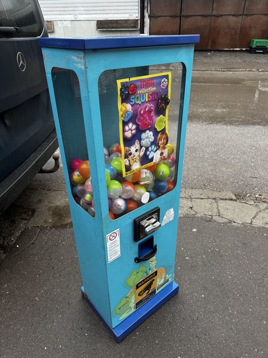 вендинг машина за топчета или капсули с играчка