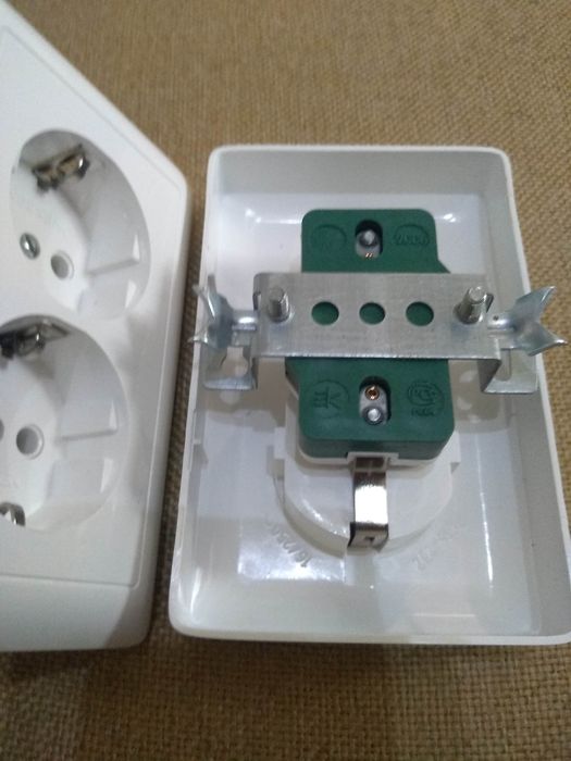 Розетка с заземлением, Белая