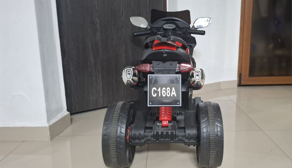Vând motocicletă electrică