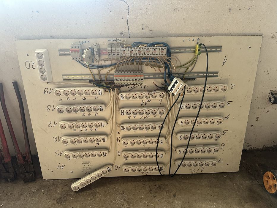 Eлектреско табло с разклонители