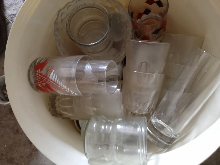 Стари чинии,чашки и други.