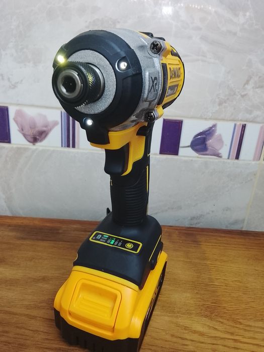 Autofiletanta cu impact DCF887 cu o baterie de 6a Nou