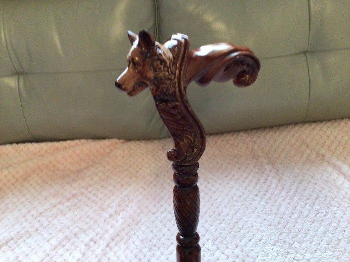 Baston mânar lup sculptat integral manual,piesa deosebia, lungime tota
