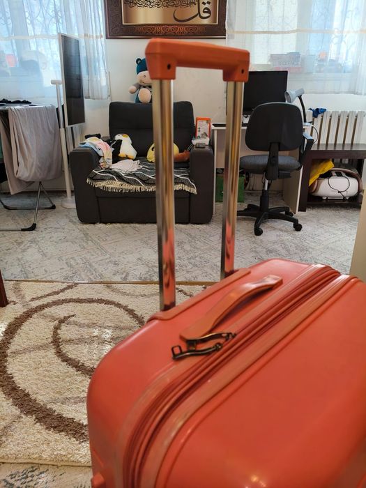 Продам пластиковый чемодан