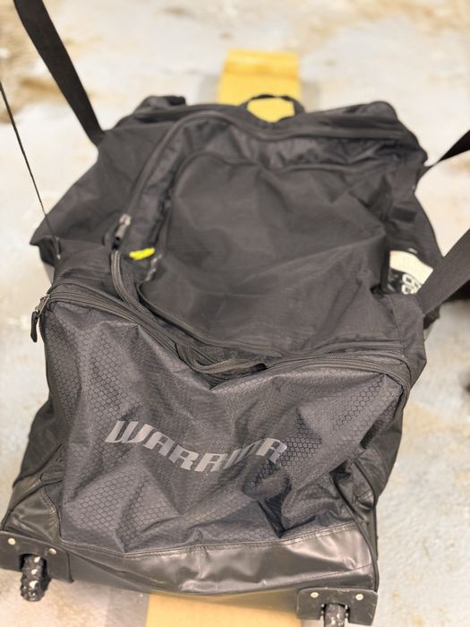 Продам хоккейный баул.