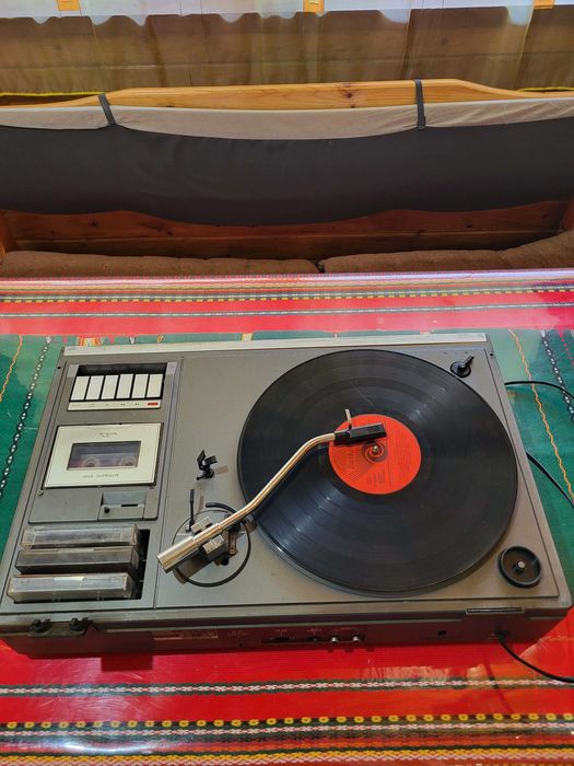 Ретро грамофон с касетофон – винтидж аудио система