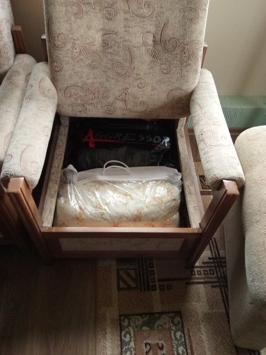 Диван две кресла и таборетка