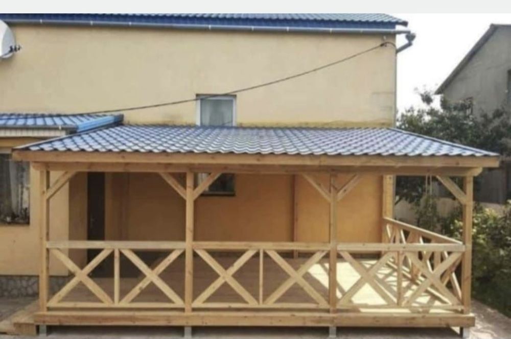 Vând o structură din lemn cu terasă