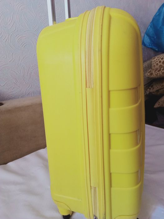 Продам чемодан желтый