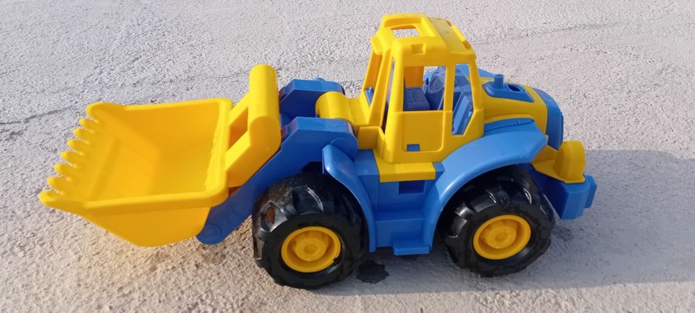 Детский трактор. Игрушка