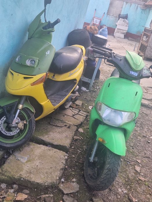 Vand doua scutere cu 3000lei