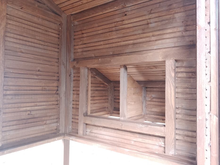 Coteț de găini din lemn