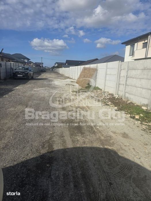 Teren intre case gaz si curent pe teren