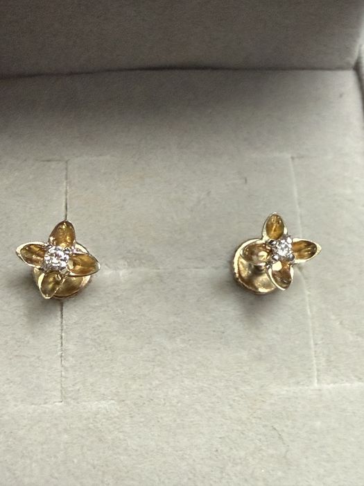 Бриллиантовые пусеты