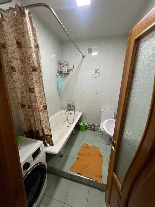 Чиланзар 1 квартал высокопотолочный дом 2 комнаты, раздельные. TL