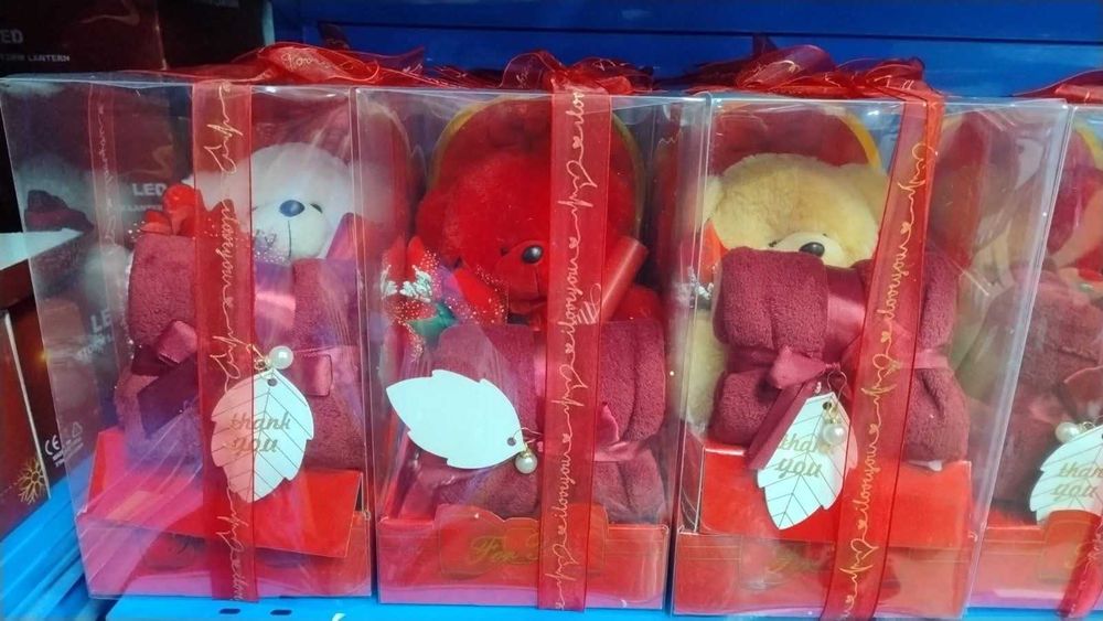 Плюшено мече с LED и сърце - в подаръчна опаковка