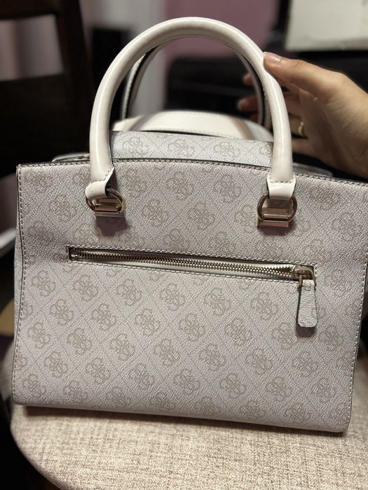 Оригинална чанта Guess
