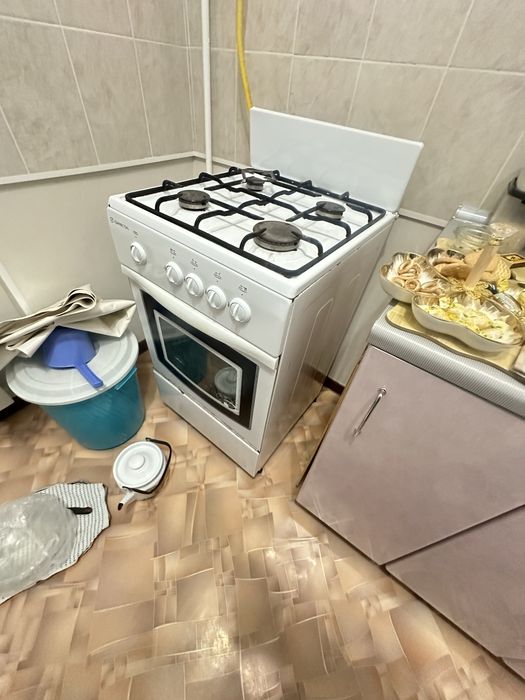 Продам газ плиту и стол