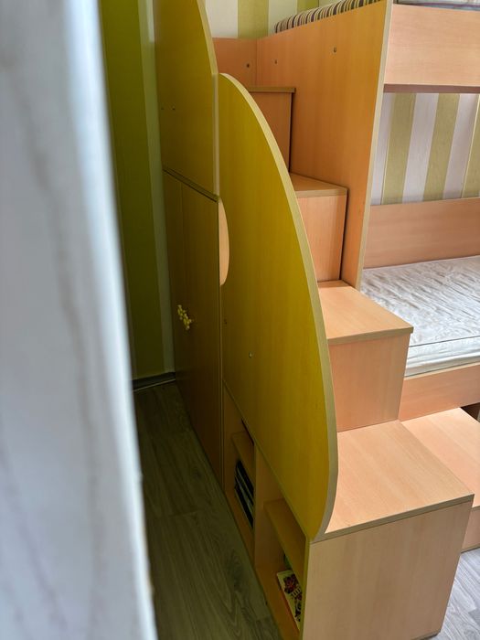 Двуетажно легло с бюро и гардероб