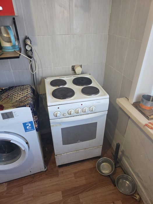 Кухонная плита все конфорки рабочие и духовка проверена не раз