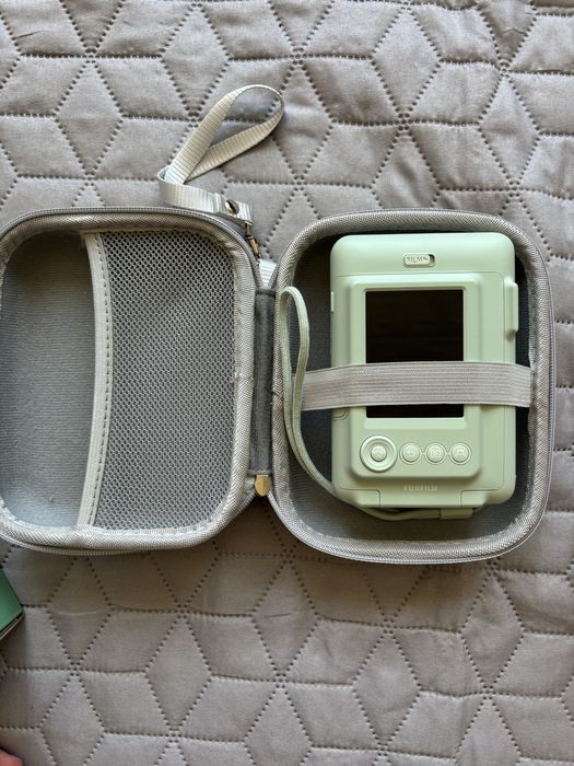 Моментен фотоапарат Instax LiPlay + подарък калъф за съхранение