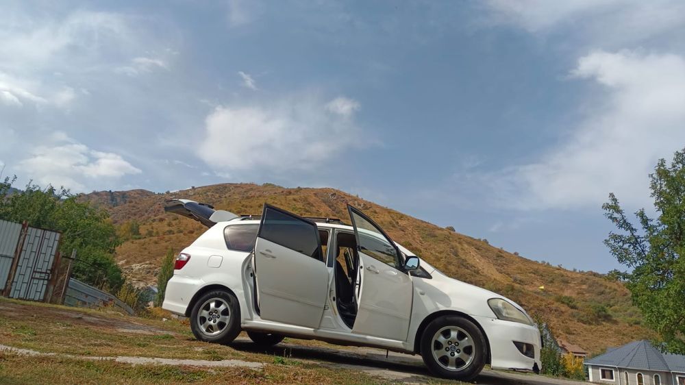 Тойота Авенсис Версо