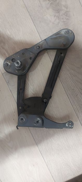 Крепление капота 124 мерседес