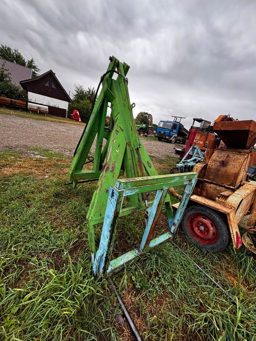 Încărcător în tiranti la tractor