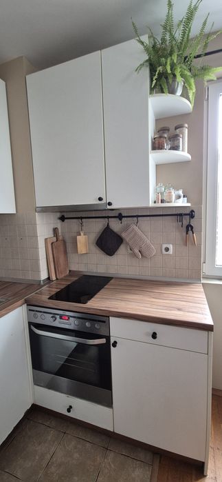 Кухня с мивка , котлони и аспиратор