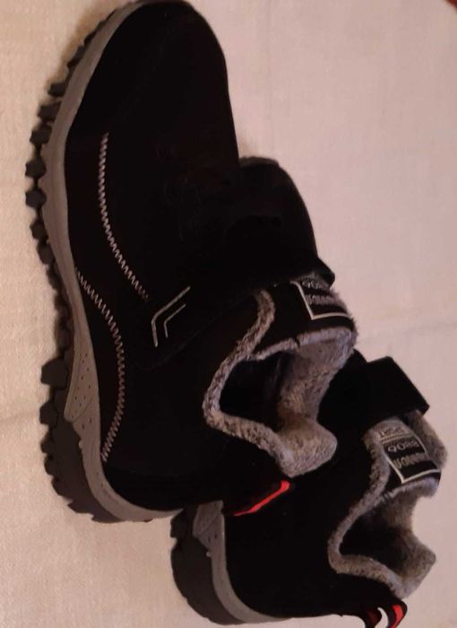 Продавам  нови зимни юношески обувки