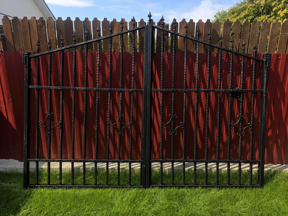 Vând poartă metalică cu model decorativ, vops