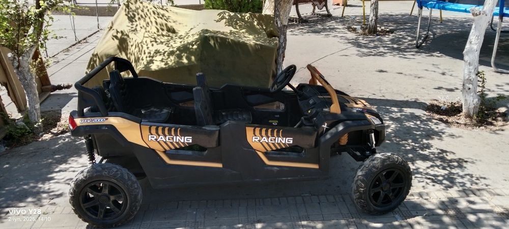 Bolalar mashinasi sotiladi rangi qora 4 ta orindiqi bor