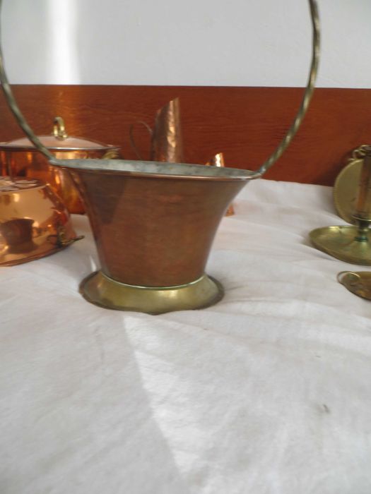 Медни и бронзови свещници и съдове