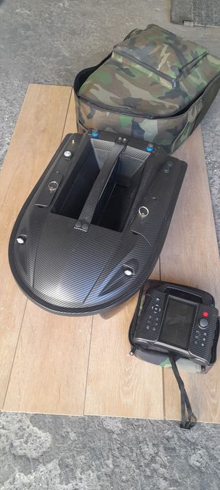 Лодка за захранка със сонар и GPS