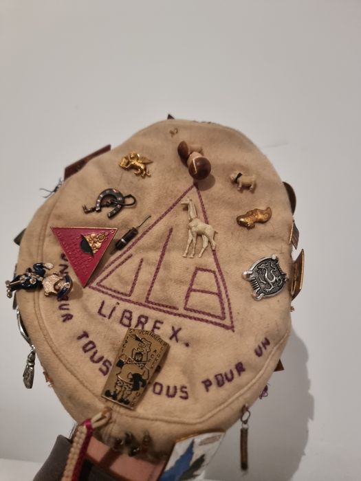 Toca studenteasca belgiana ULB, anii 1960, decorata cu insigne