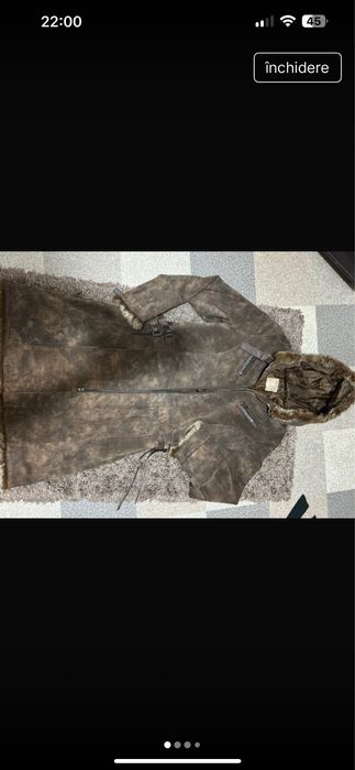 Palton piele naturala captusit cu insertii de blana naturala.