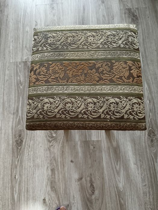 Табуретка с мягким сиденьем