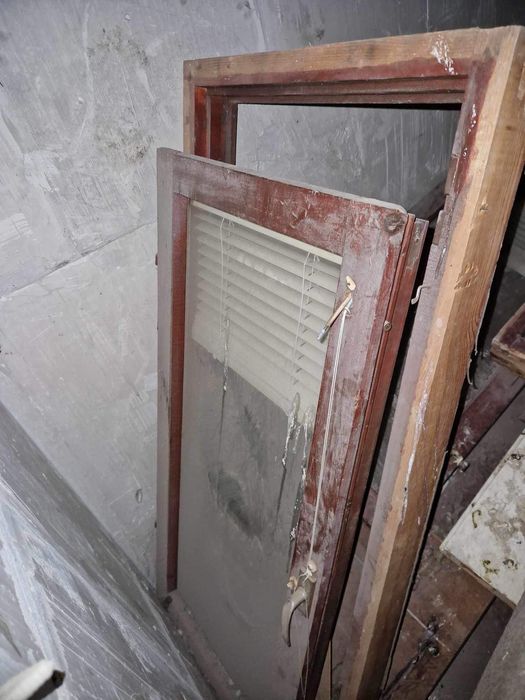 Продавам метална врата и дървена дограма - прозорци и врати