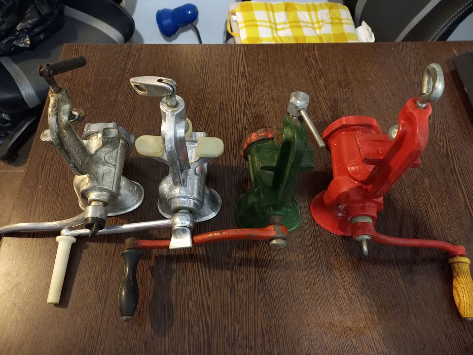 Vând mașini de tocat ,Flacăra vechi.