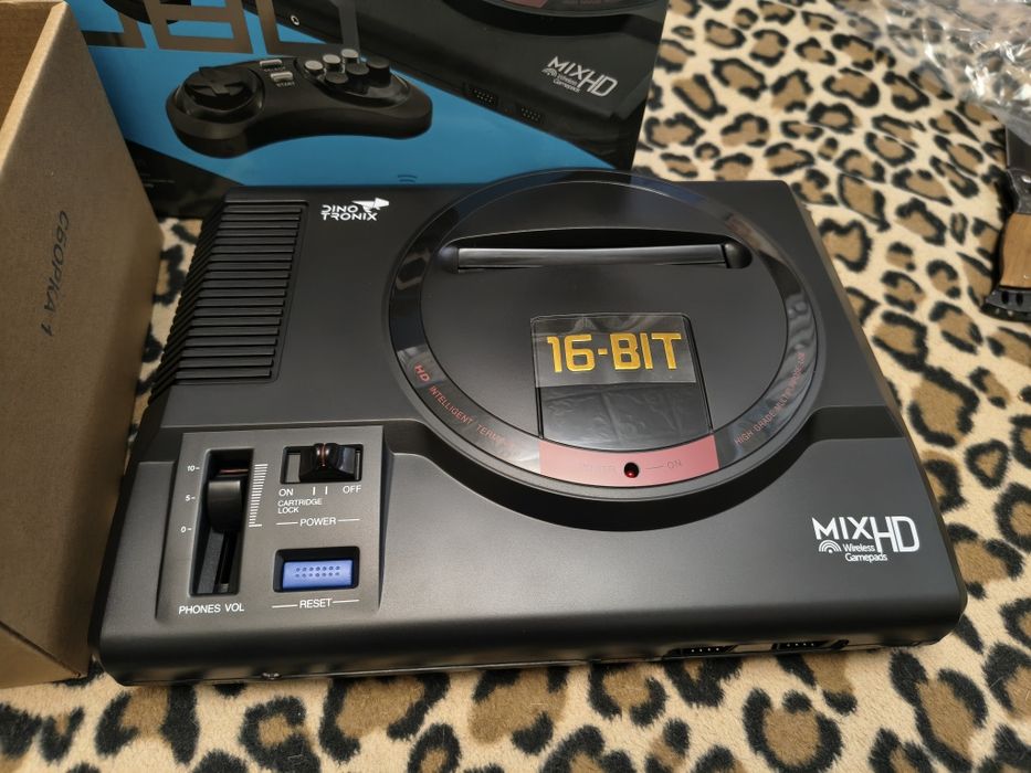 Продам Sega Mega Drive 2. Dinatronix. Genesis.