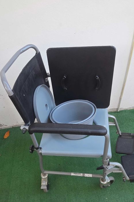 Scaun cu rotile si toaleta mobila , olita