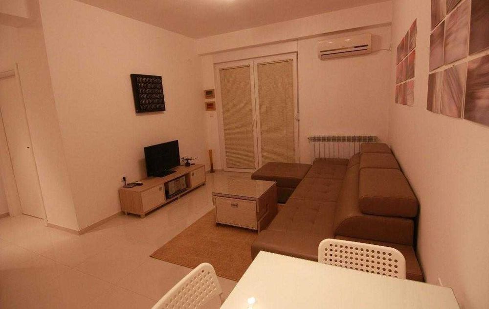 Дава се под наем Двустаен апартамент в Бургас, Братя Миладинови - 61 кв.м за 239.7 € - Снимка #3