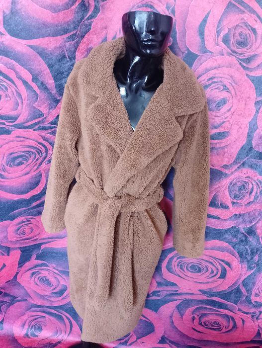 Кафяво пухкаво палто до коляното с коланче Л