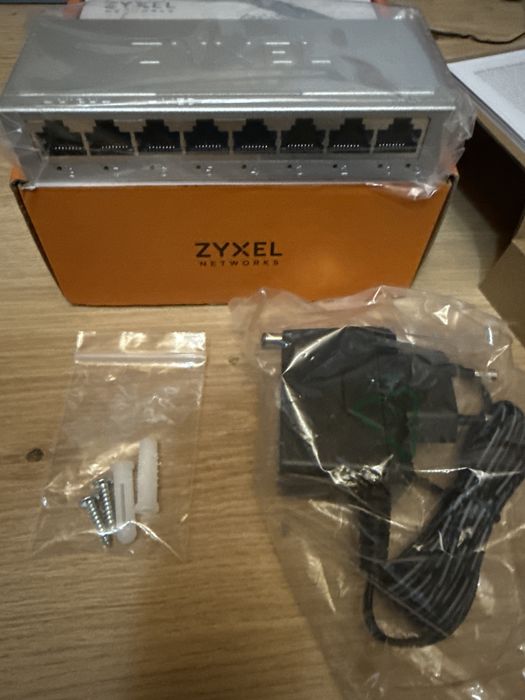 Zyxel GS-108B v5 Switch Gigabit 8 Porturi 10/100/1000 Metalic Fanless QoS Desktop Network LAN Router NAS