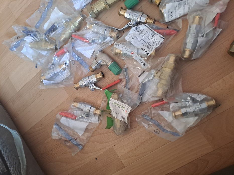 Fitinguri 130 buc  de cupru presare si robinete